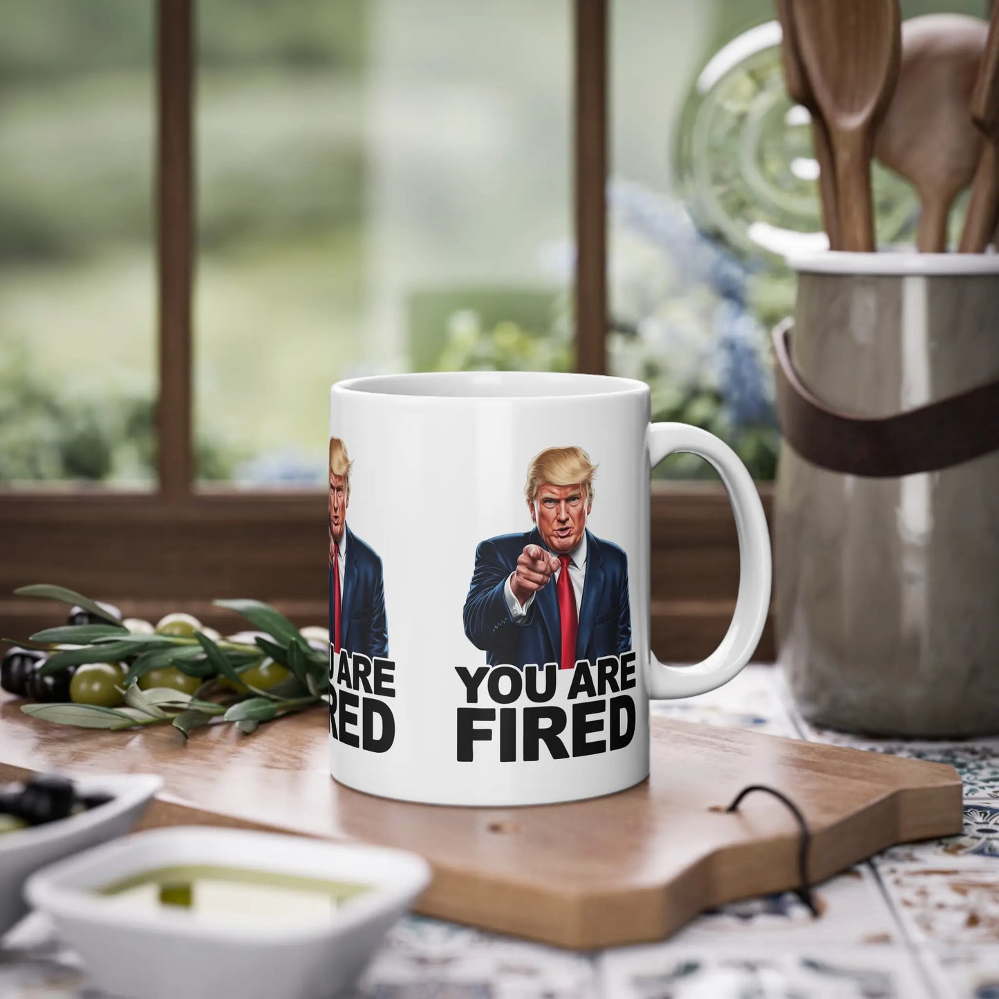 Donald Trump Merch Tasse auf Küchenbrett