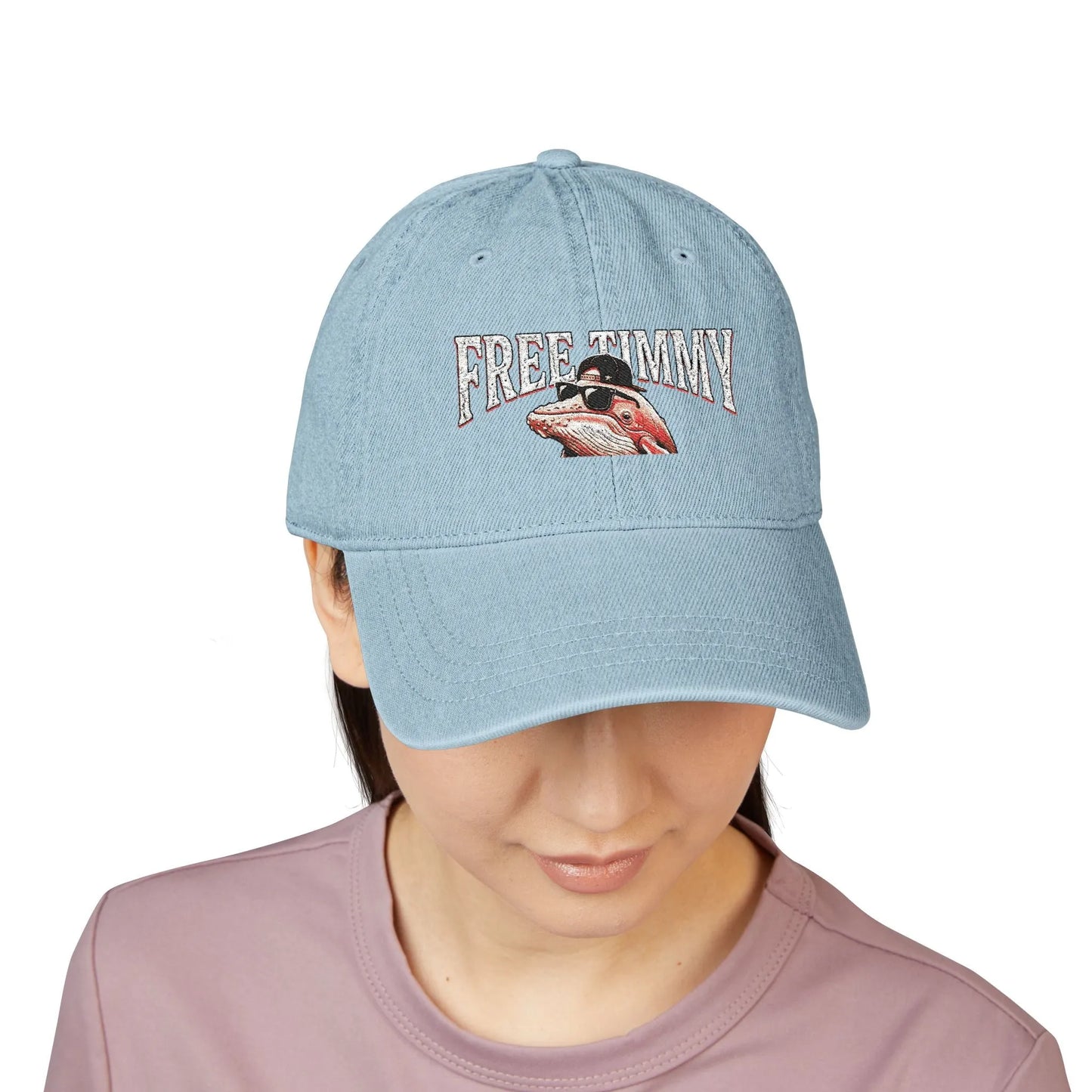 Hellblaue Free Timmy Cap mit einem Vogel mit Sonnenbrille aus 100 % Baumwoll-Denim, inklusive verstellbarer Riemenverschluss für 55–64 cm Kopfumfang und Team-Sprengen Insider.