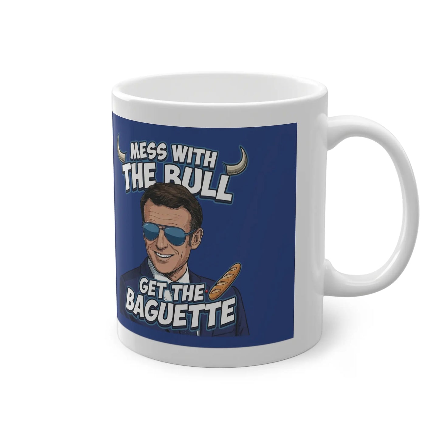 Detailansicht Tassendruck Spruch Mess with the Bull get the Baguette, Anspielung auf Macron Grönland Verteidigung und EU Außenpolitik, hochwertiger Druck Politik Satire.