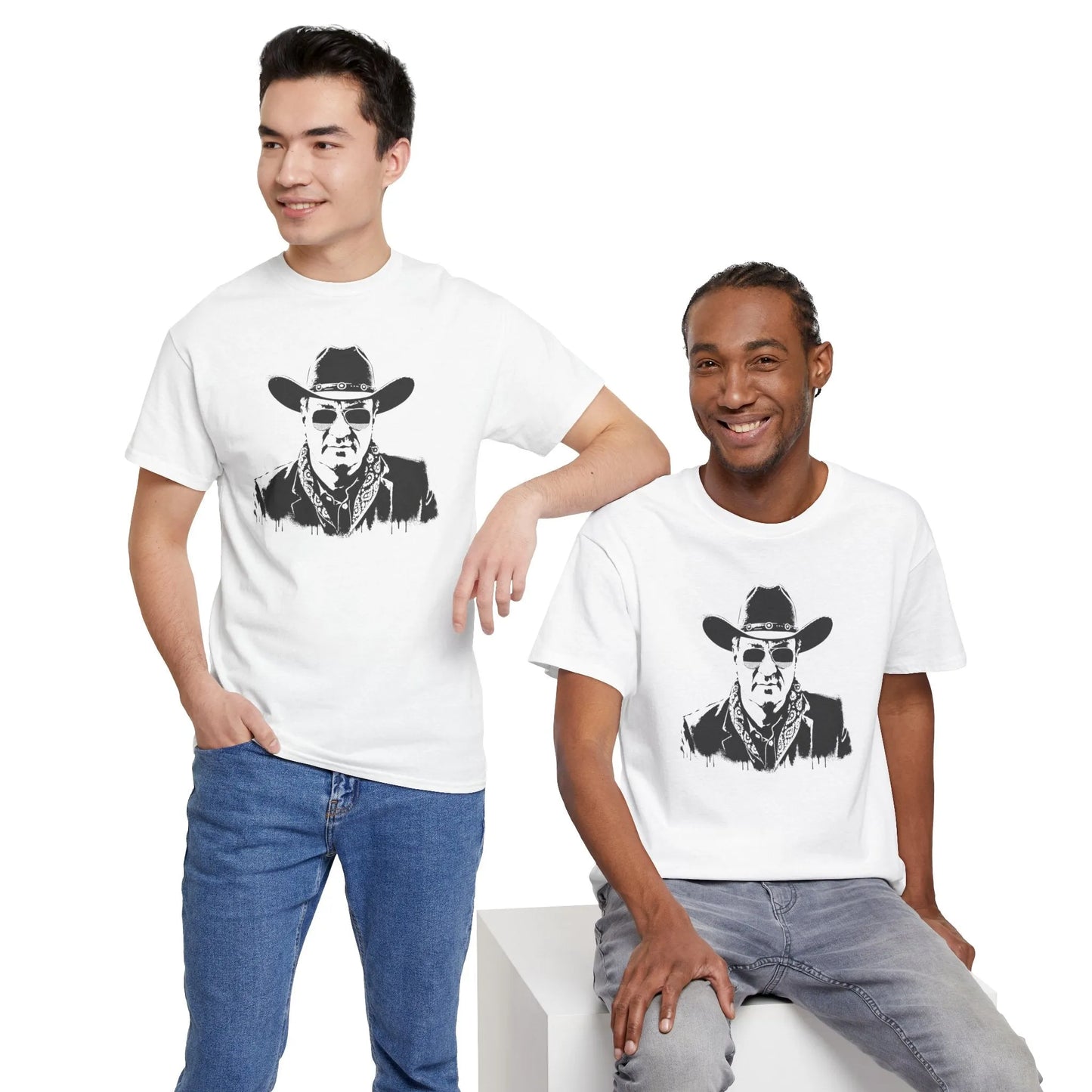 Zwei Männer präsentieren das geschmackvolle Markus Söder Malle T-Shirt mit Cowboy Maggus Print – ein ideales Fun Shirt für Herren im Partnerlook.