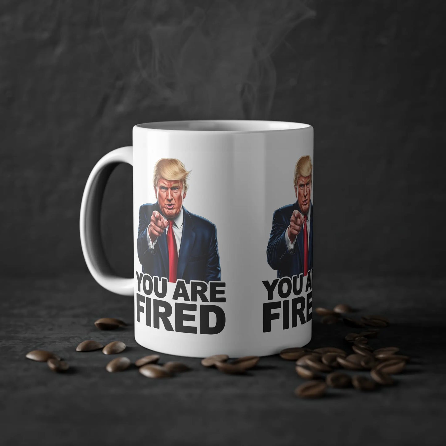 Politisch unkorrektes Geschenk Donald Trump Tasse vor grauem Hintergrund