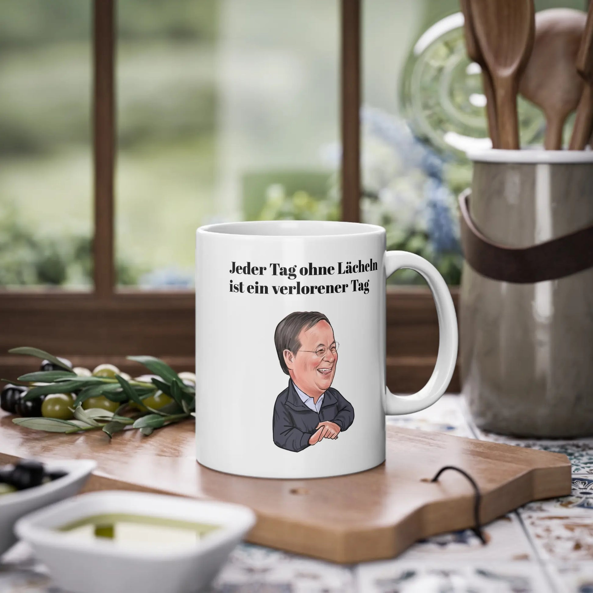 Armin Laschet NRW Tasse auf Holzbrett in Küche