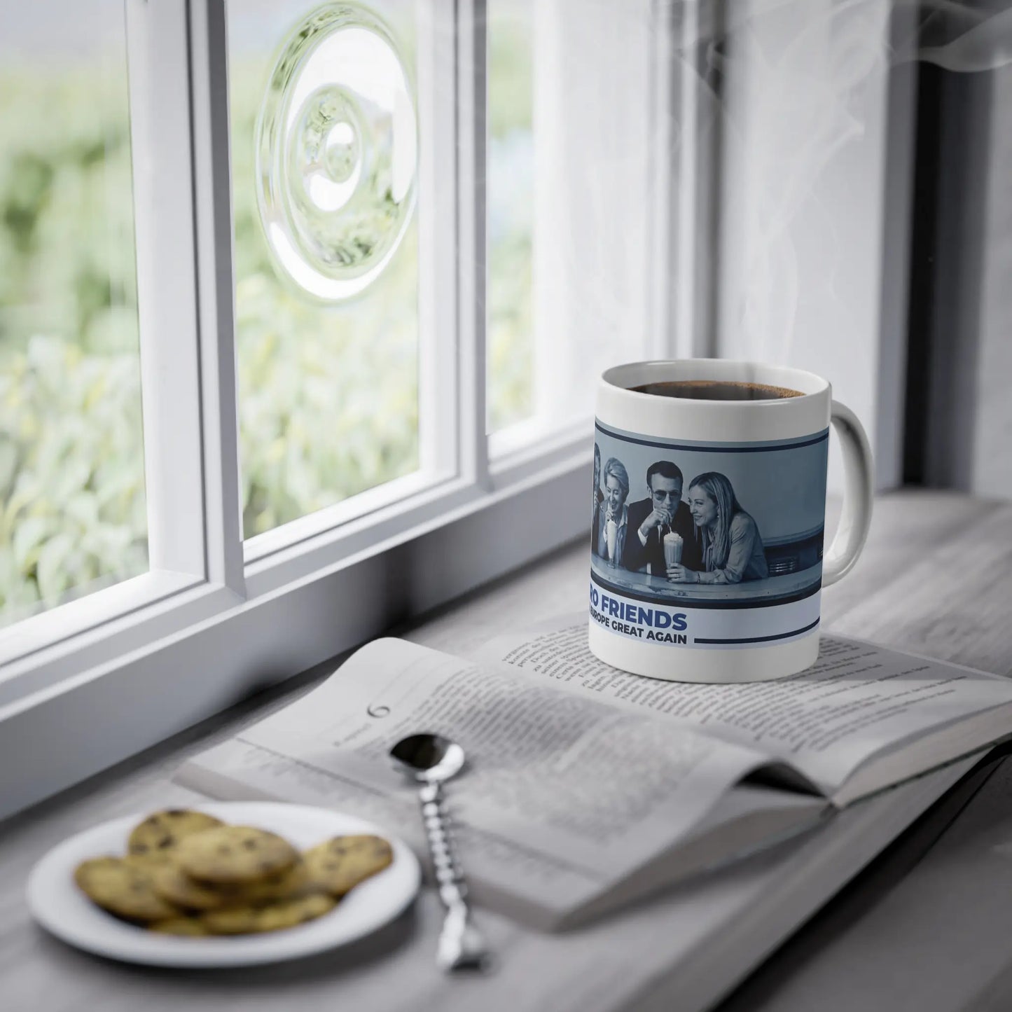 Euro Friends Tasse steht auf Fensterbank. Stimmungsvolles Bild für Politik Geschenke. Zeigt europäischen Zusammenhalt als Meme. Perfekte Tasse für Homeoffice und Büro Deko. Lustiger Artikel zur Weltpolitik, it is what it is Mentalität, lustiges Geschenk für Freunde und Kollegen.