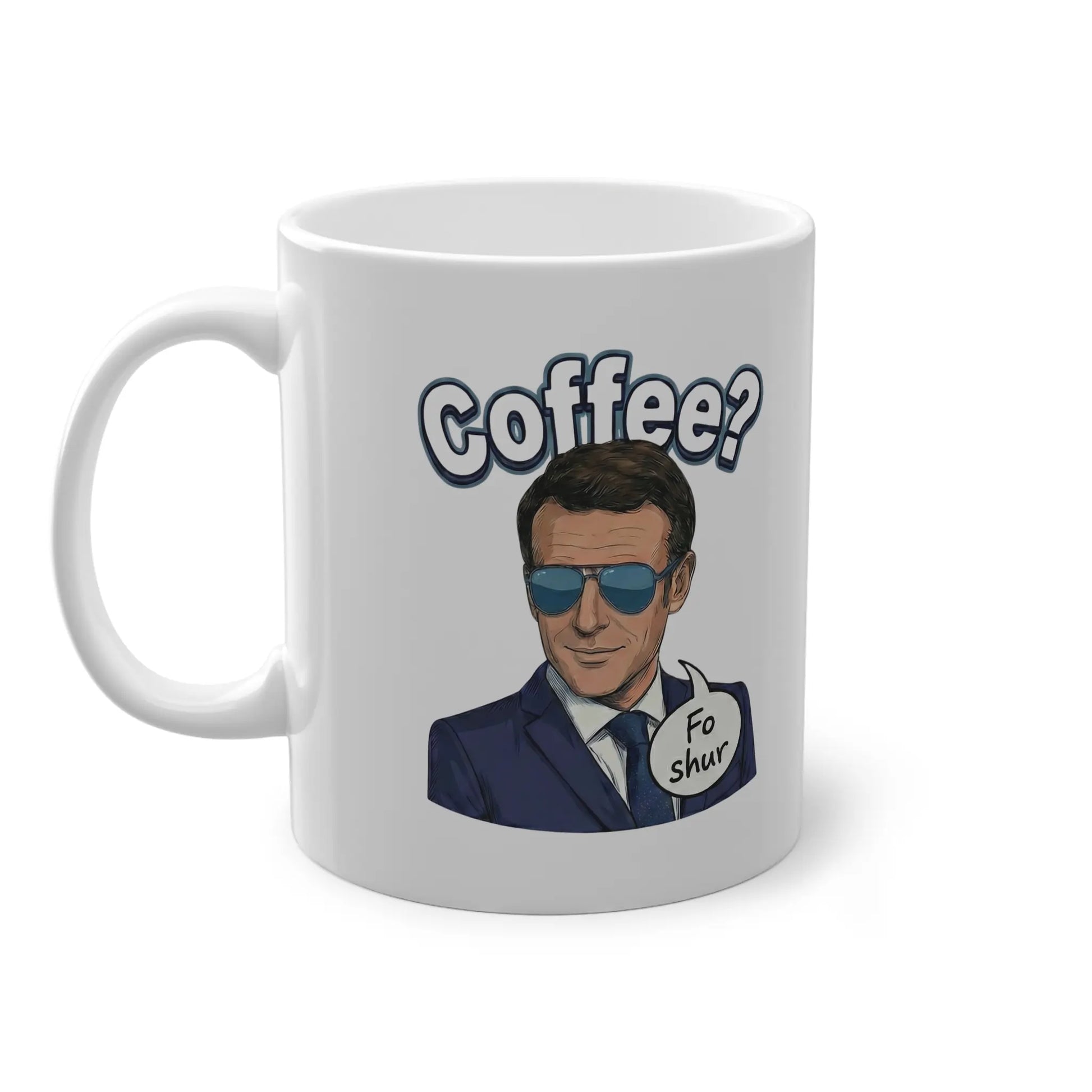 Weiße Kaffeetasse mit Emmanuel Macron Meme Design. Der Präsident trägt seine virale Macron Sonnenbrille aus Davos. Text: "Coffee?" und Sprechblase "Fo shur" (phonetisch für Macron for sure). Perfekter lustiger Politik Merch und EU Merch Geschenkidee.