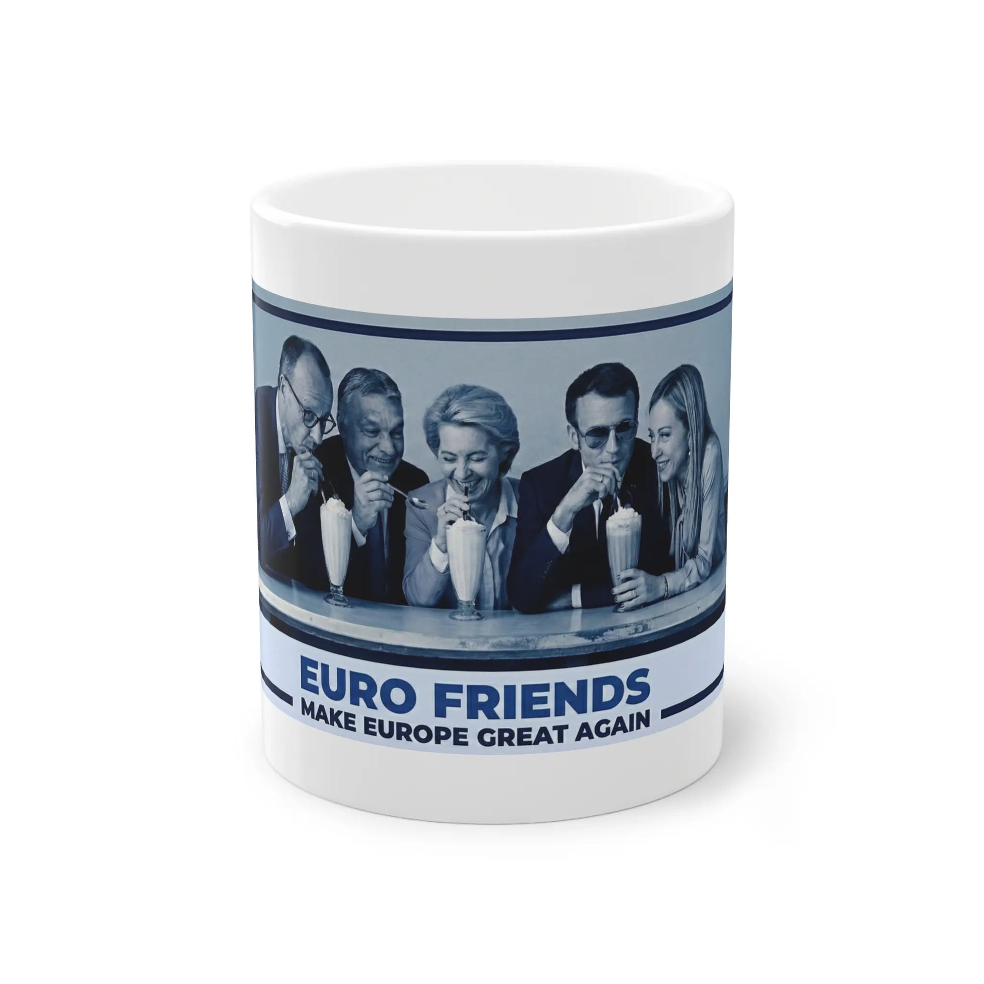 Frontalansicht der Euro Friends Tasse mit Slogan Make Europe Great Again. Lustiges EU Meme Design mit Friedrich Merz, Emmanuel Macron, Ursula von der Leyen, Viktor Orban und Giorgia Meloni beim Milkshake trinken. Bester Politik Merch 2026, satirische Geschenkidee für Europäer, Kaffeetasse mit Politiker Karikatur, Friends Style Parodie Tasse.