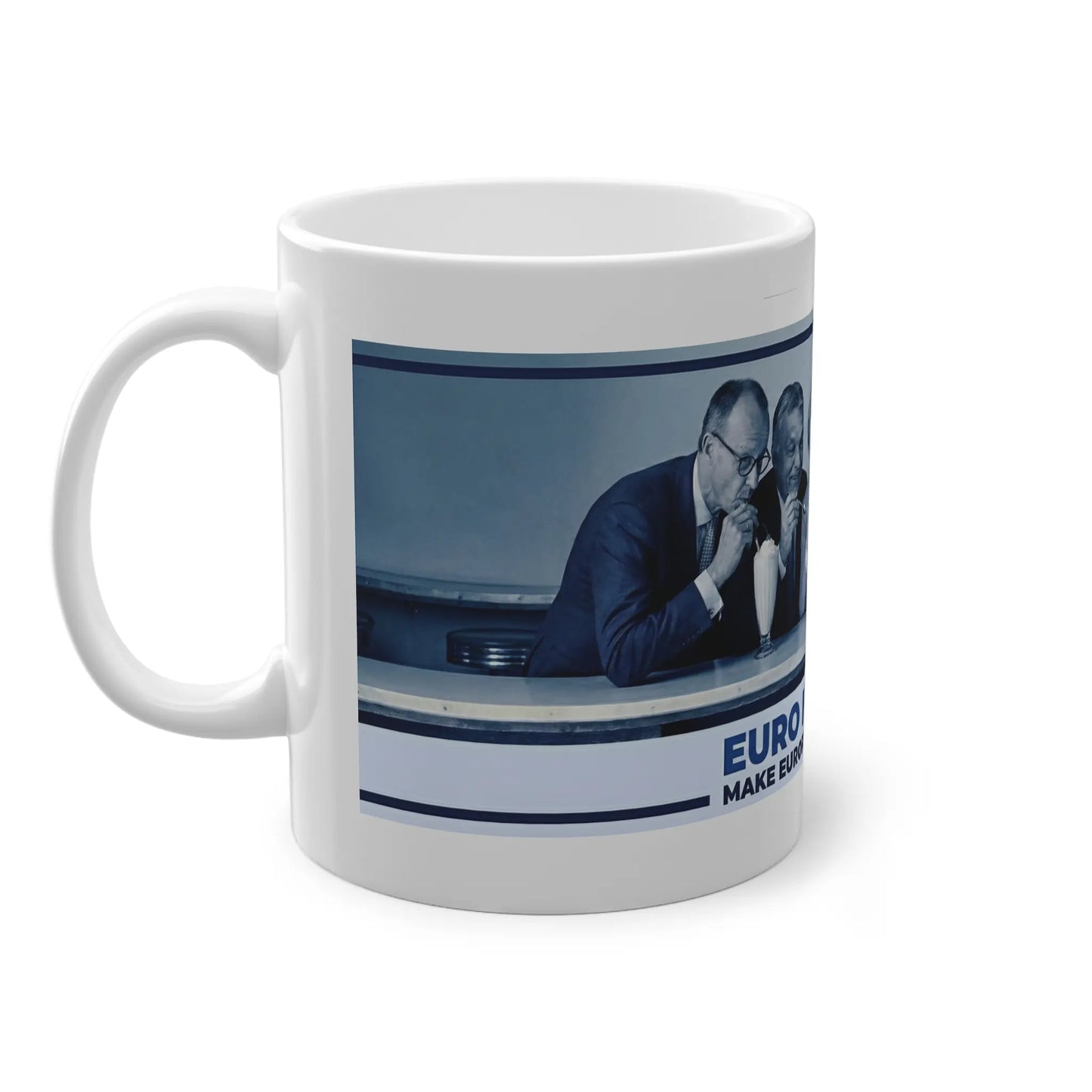 Detailansicht links der Kaffeetasse zeigt Friedrich Merz und Viktor Orban. Lustige Tasse für CDU Wähler und EU-Fanatiker. Witzige Büro Tasse für politische Diskussionen. Hochwertiger Keramikdruck mit deutschen und ungarischen Politikern als Friends Meme. Politischer Humor für den Frühstückstisch.