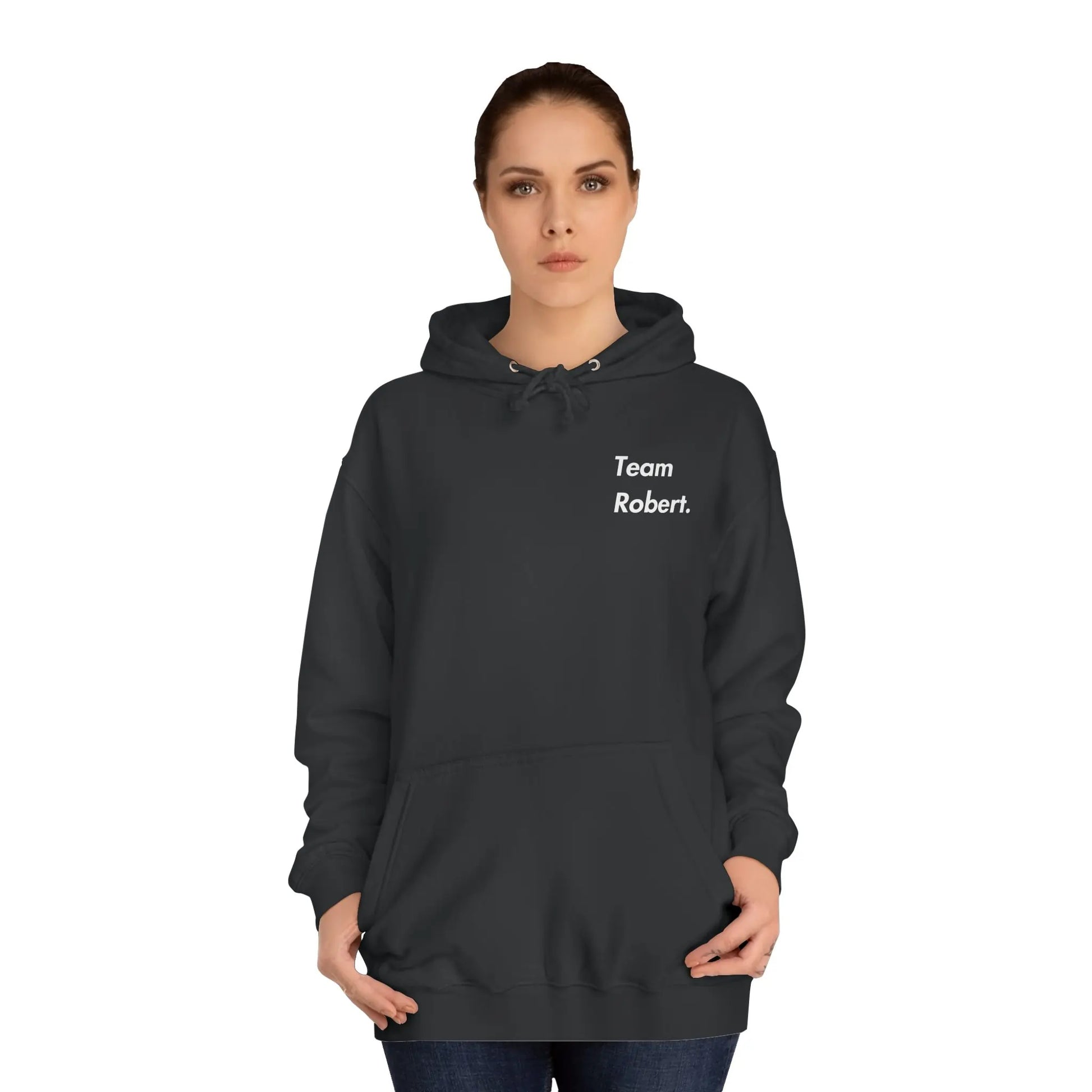 Frau mit schwarzem Habeck Hoodie