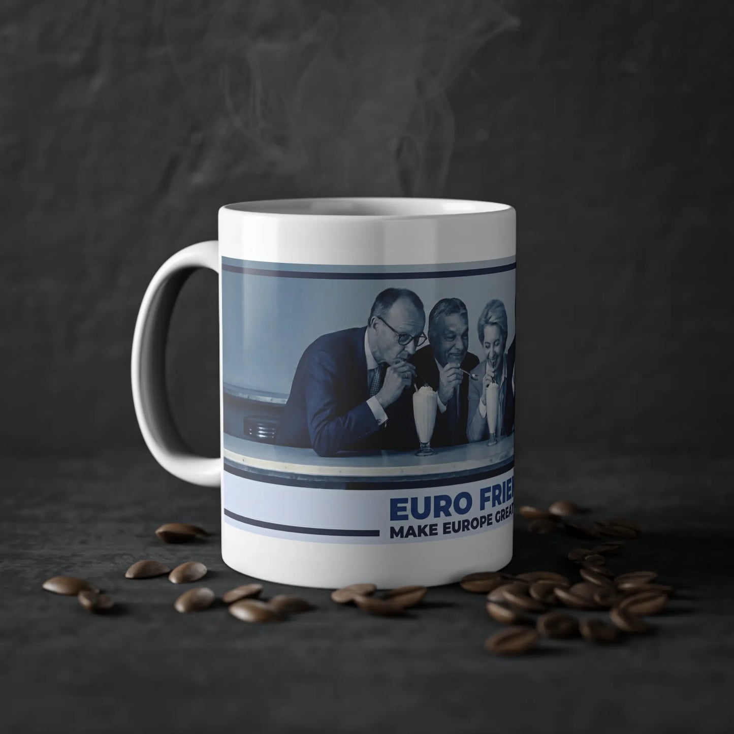 Dampfender Kaffee in der lustigen EU Tasse. Der ideale Kaffeebecher für die Morgen-Nachrichten und politische Krisen. Lustiges Wichtelgeschenk oder Geburtstagsgeschenk für Politikinteressierte. Spülmaschinenfeste Tasse mit europäischer Elite. Make Europe Great Again Slogan Tasse für die Kaffeepause.