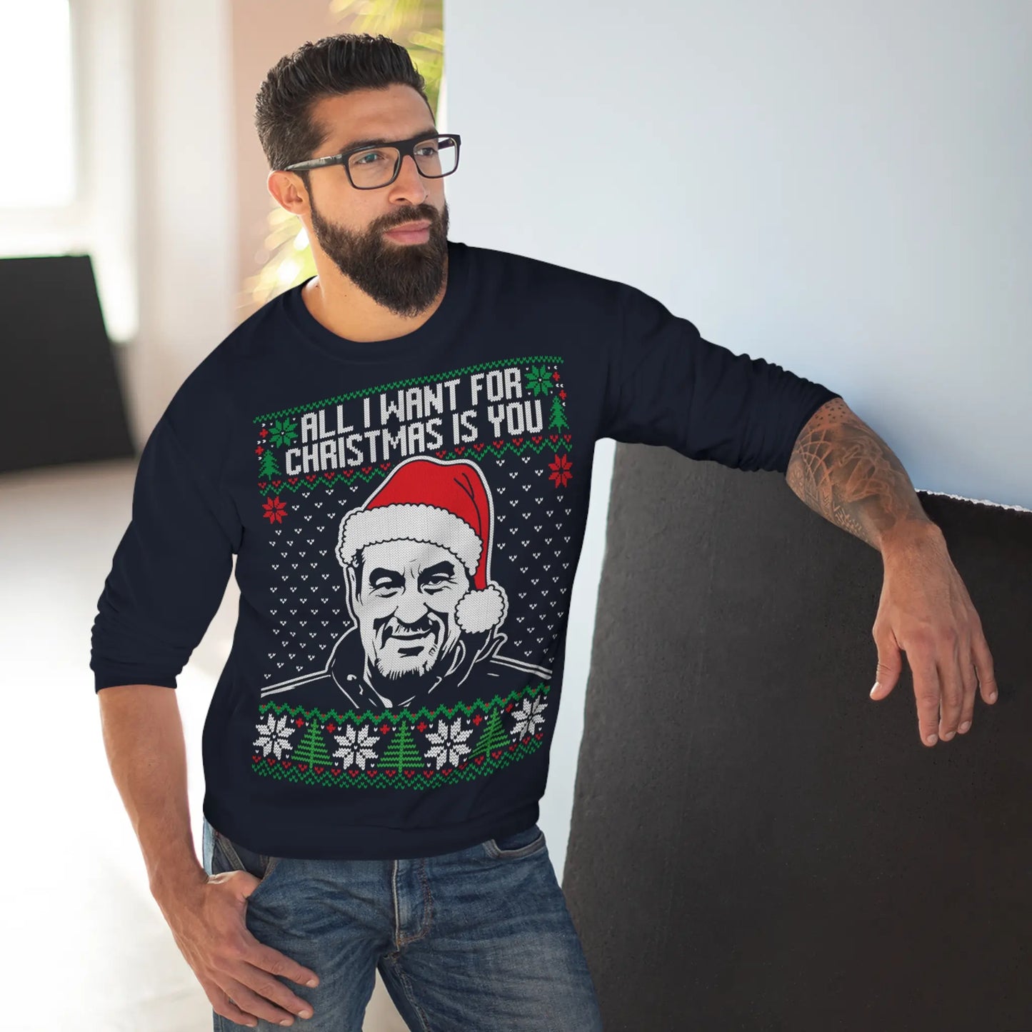 Ein Mann präsentiert den Markus Söder Weihnachtspulli als ideales, lustiges Weihnachtsgeschenk.
