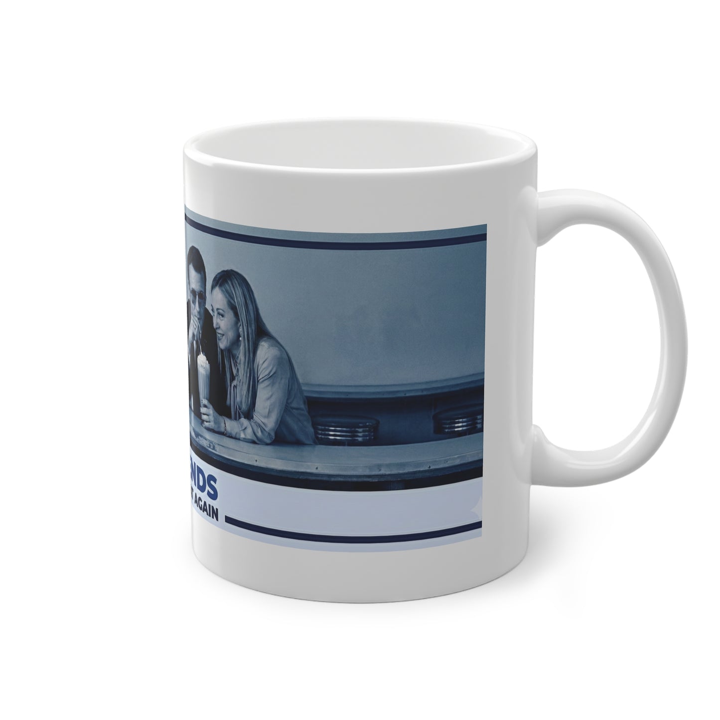 Detailansicht rechts zeigt Emmanuel Macron mit cooler Sonnenbrille, Ursula und Giorgia Meloni. Satire Tasse zur Europapolitik und Weltlage. Lustiges Geschenk für Fans von Frankreich, Italien und EU Kommission. Politischer Witz Artikel, Kaffeetasse Büro Humor, Make Europe Great Again Design.