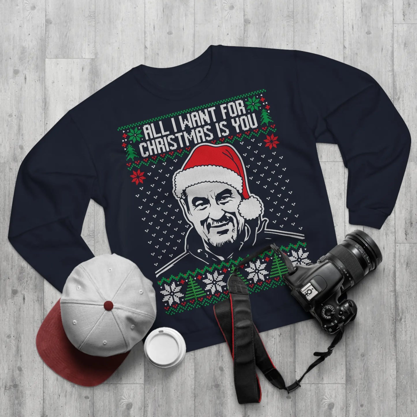 Ein Bad Taste Pullover mit Söder Meme Weihnachten in einer stilvollen Kombination mit festlichen Accessoires.