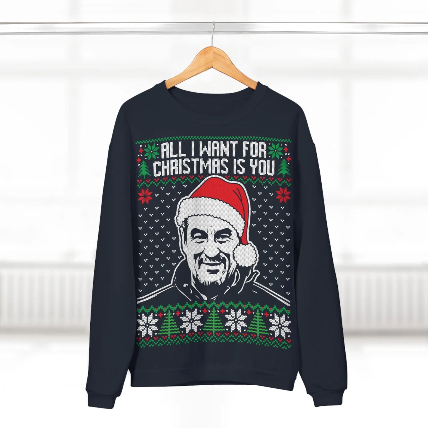 Der Ugly Christmas Sweater mit Söder-Motiv hängt auf einem Kleiderbügel – bereit für Weihnachten Söder.