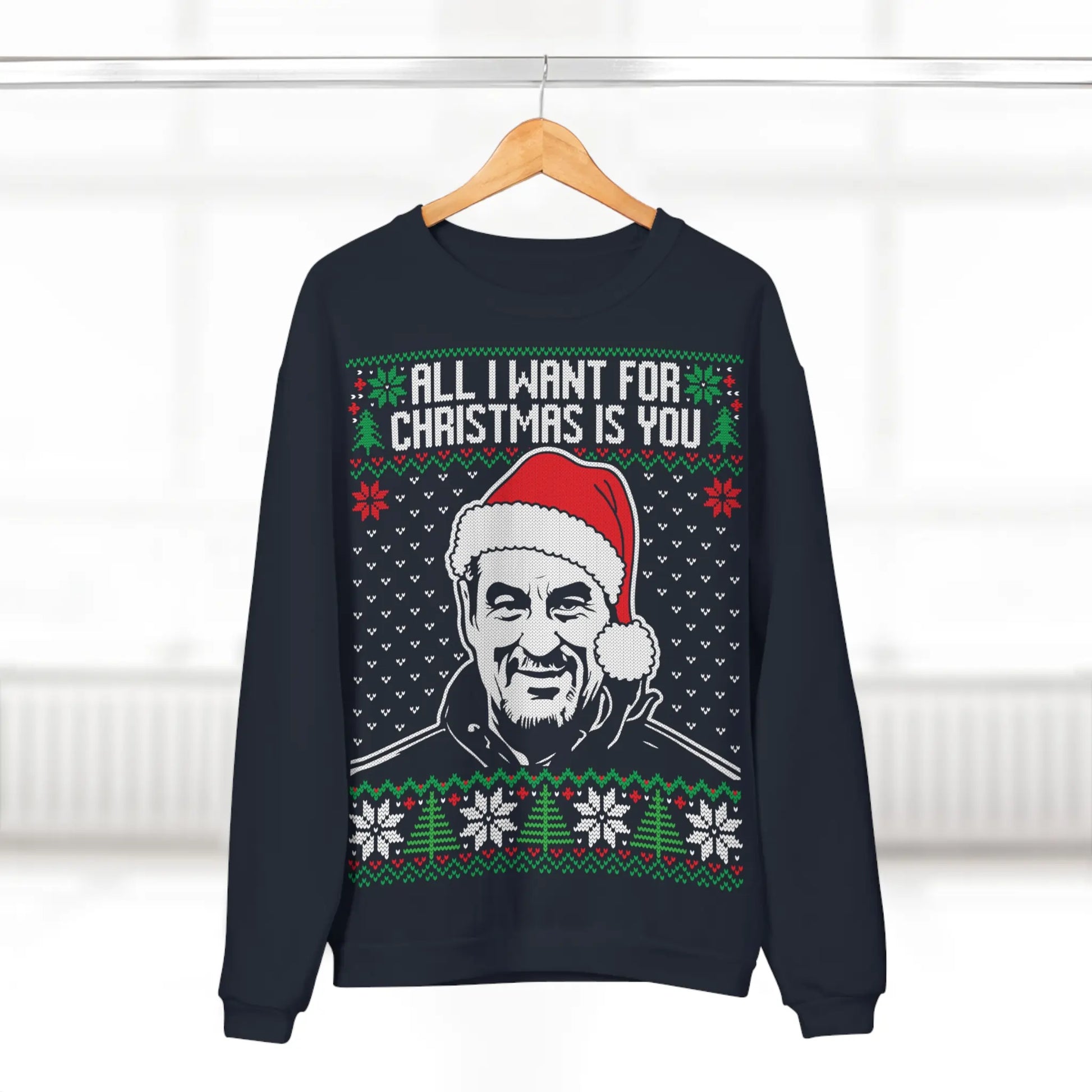 Der Ugly Christmas Sweater mit Söder-Motiv hängt auf einem Kleiderbügel – bereit für Weihnachten Söder.