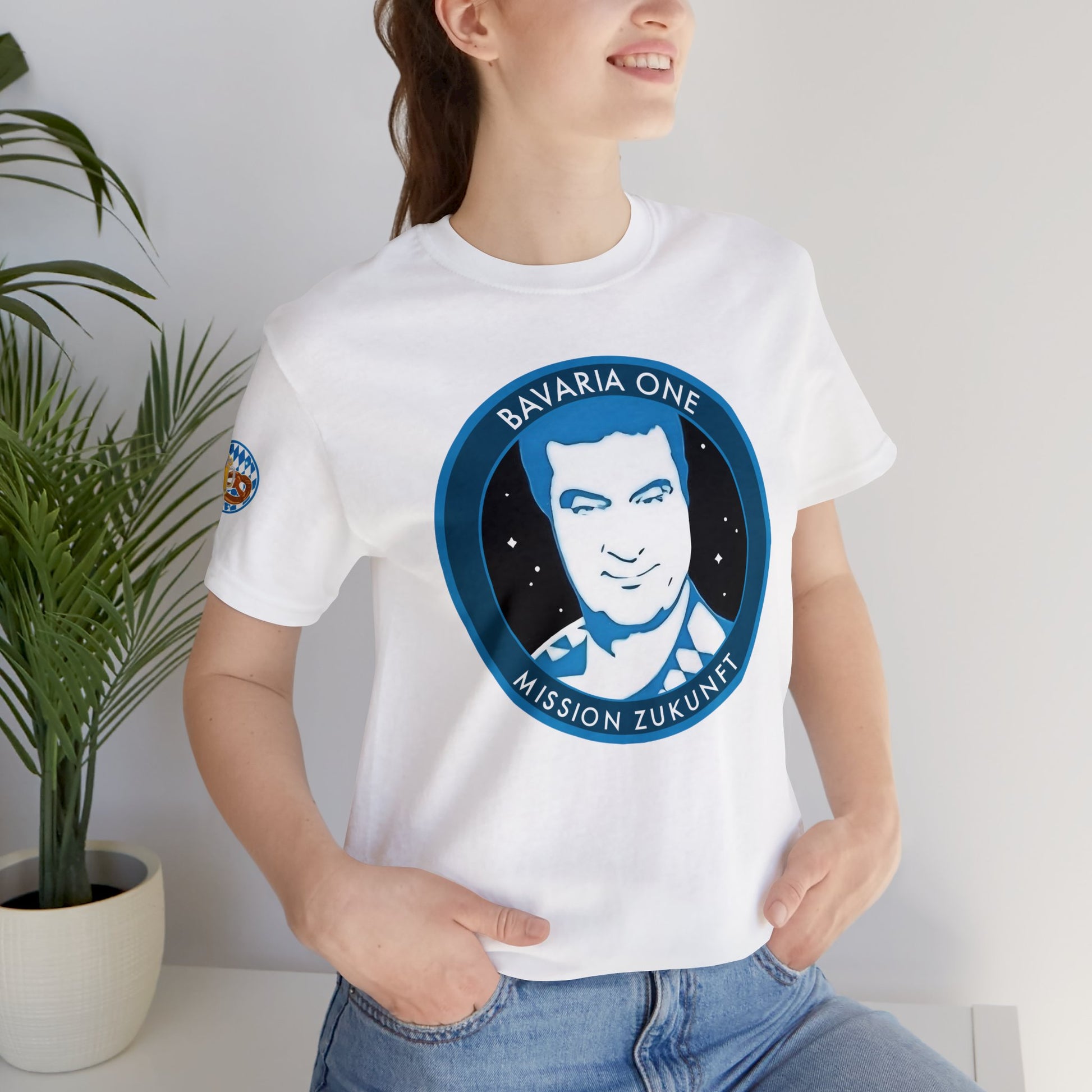 Frau trägt blau weißes Markus Söder Bavaria One Logo T-Shirt. Bayern Merch mit Logo von Brezel und Bier