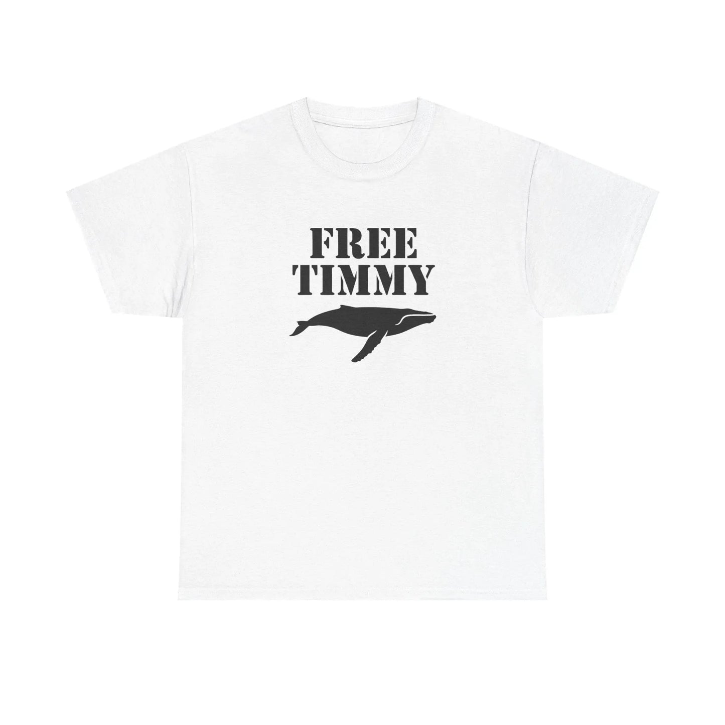 Weißes Unisex-T-Shirt mit einem schwarzen Graffiti-Schablonendruck von Timmy dem Buckelwal und dem auffälligen Schriftzug „FREE TIMMY“, inspiriert von der Meeresschutzbewegung in der Wismarbucht.