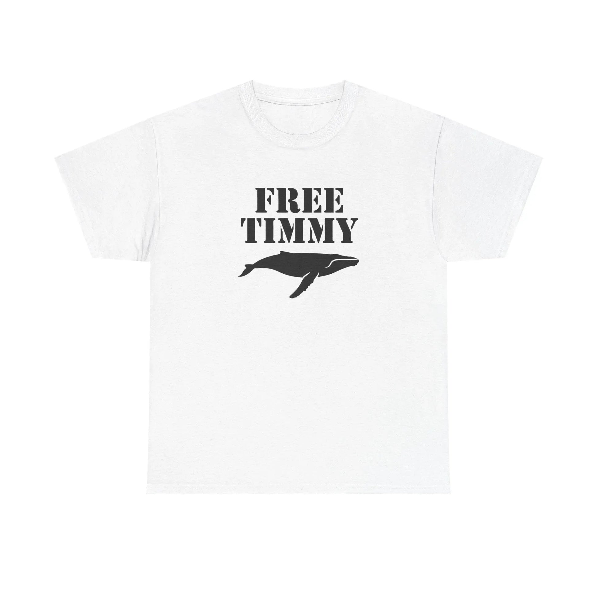 Weißes Unisex-T-Shirt mit einem schwarzen Graffiti-Schablonendruck von Timmy dem Buckelwal und dem auffälligen Schriftzug „FREE TIMMY“, inspiriert von der Meeresschutzbewegung in der Wismarbucht.