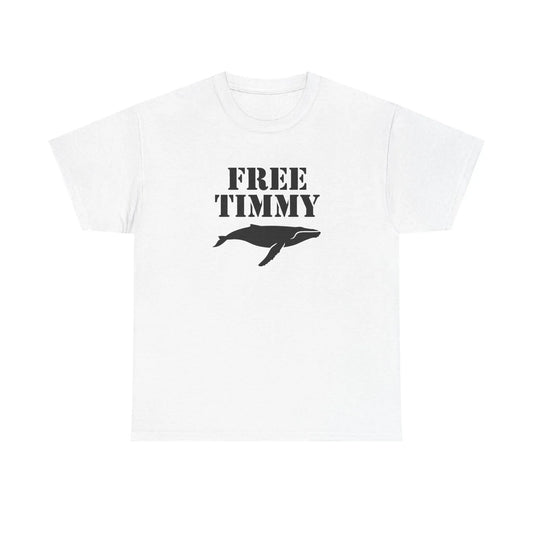 Weißes Unisex-T-Shirt mit einem schwarzen Graffiti-Schablonendruck von Timmy dem Buckelwal und dem auffälligen Schriftzug „FREE TIMMY“, inspiriert von der Meeresschutzbewegung in der Wismarbucht.