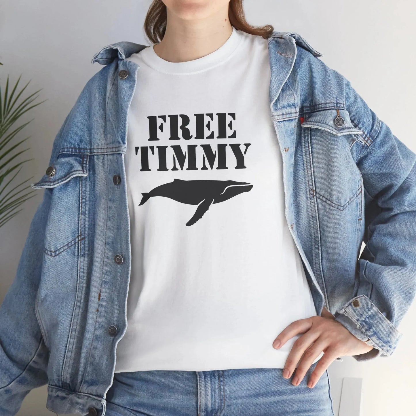 Timmy der Wal T-Shirt Merch - Weißes T-Shirt mit grafischem Aufdruck, das eine schwarze Wal-Silhouette und den auffälligen Schriftzug „FREE TIMMY“ im Graffiti-Schablonenstil zeigt – ein urbanes Strandoutfit für Tierschützer und Meeresliebhaber.