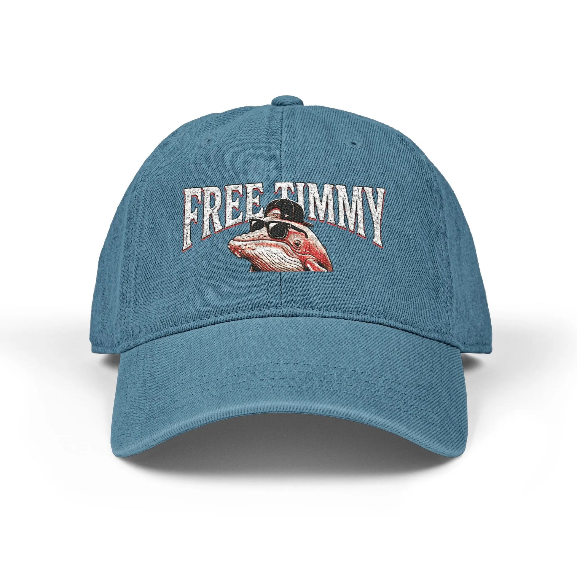 Hellblaue 6-Panel Cap mit FREE TIMMY Stickerei eines Buckelwals mit Sonnenbrille und Hut, inspiriert von Timmy dem Buckelwal aus Poel.