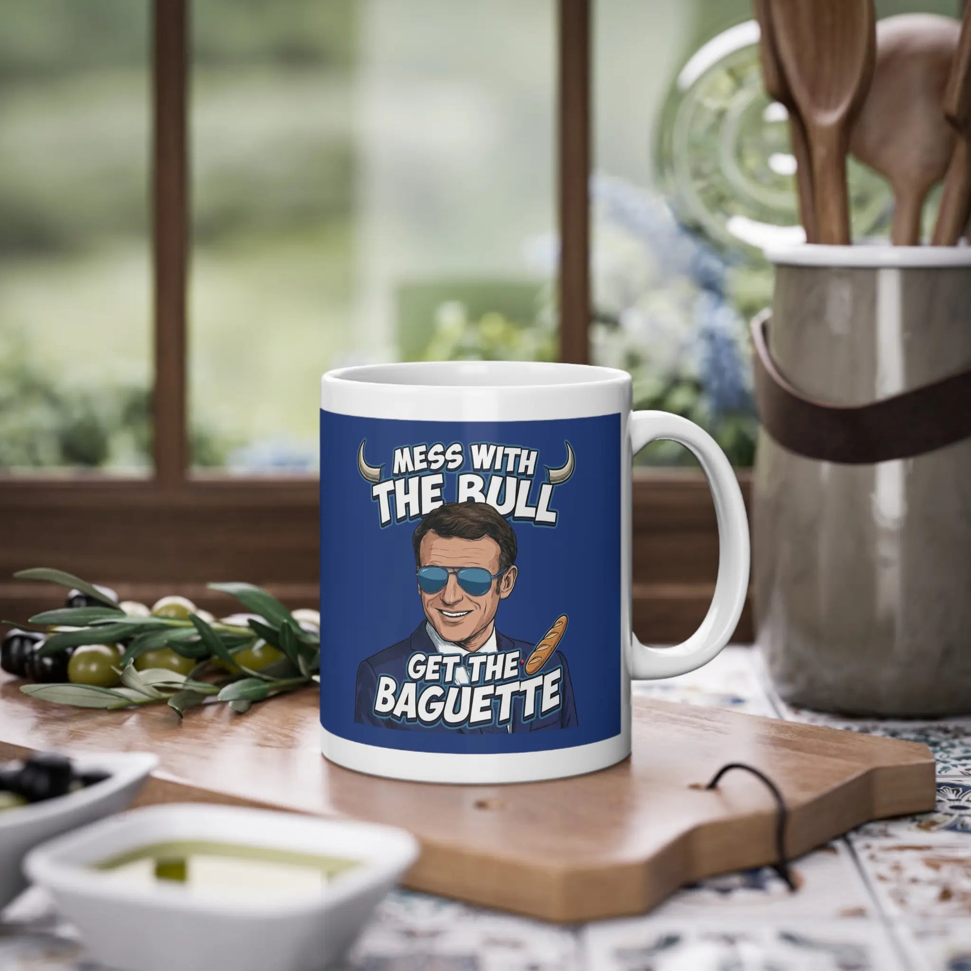 Macron Kaffeetasse auf Küchenbrett, lustiges EU Geschenk für Kollegen, Macron Merch mit Sonnenbrille und Baguette Spruch, Make Europe Great Again Ironie.