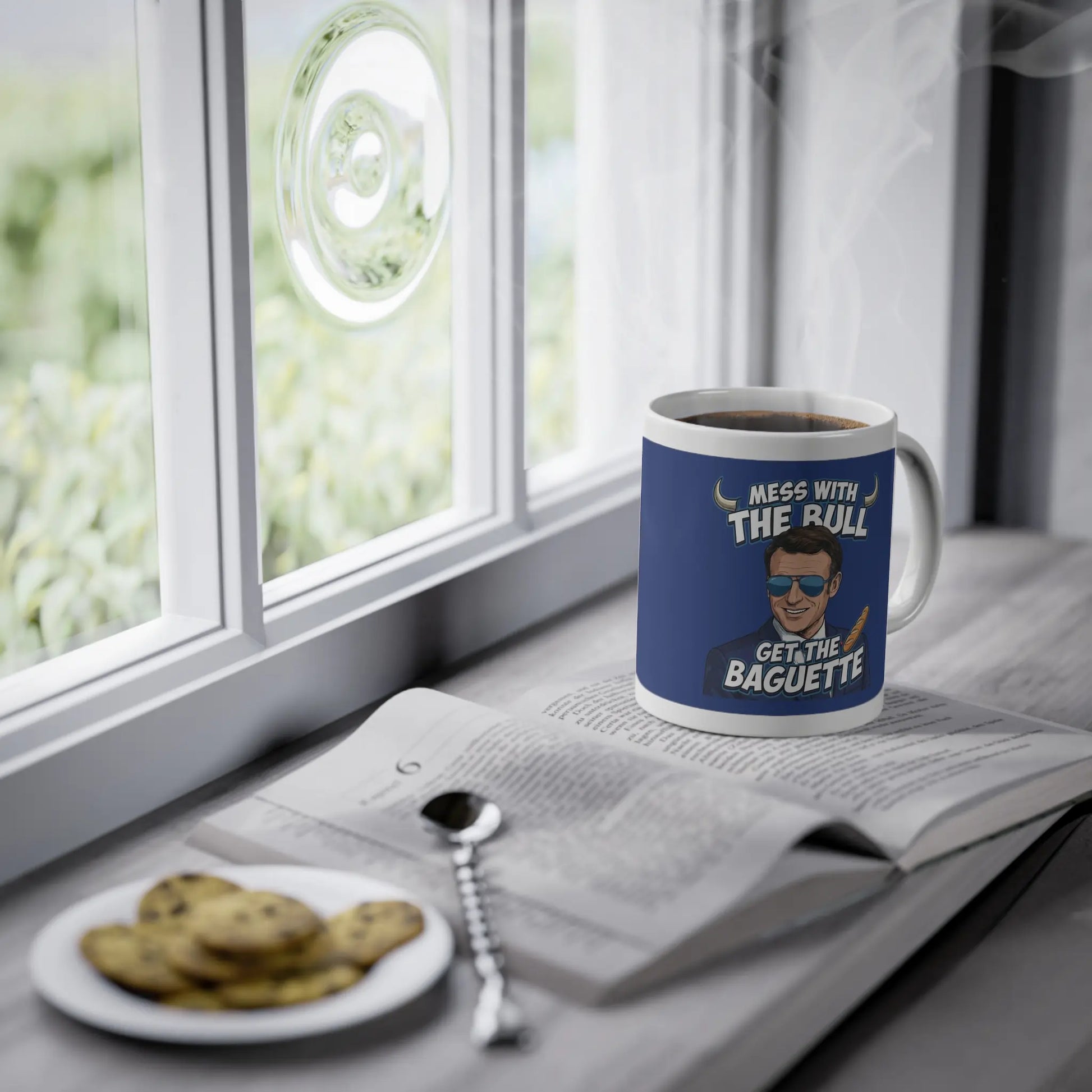 Macron Tasse auf Fensterbrett, zeigt Macron mit blauer Pilotenbrille in Davos, perfektes Politik Geschenk und EU Meme Merch, lustige Tasse für Europäer.
