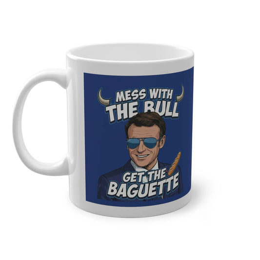 Keramik Tasse mit Emmanuel Macron Motiv und blauer Sonnenbrille wie in Davos, lustiger Spruch Mess with the Bull get the Baguette, virales Macron Meme für Politik Fans.