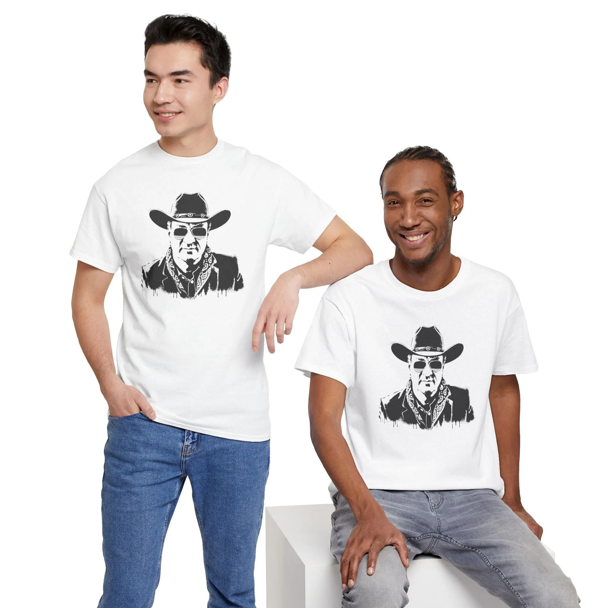 Zwei Männer präsentieren das geschmackvolle Markus Söder Malle T-Shirt mit Cowboy Maggus Print – ein ideales Fun Shirt für Herren im Partnerlook.