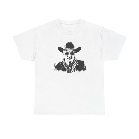 Markus Söder Malle T-Shirt 'Cowboy Maggus' – Weißes Grafik-Tee aus Baumwolle mit Cowboy-Portrait, Sonnenbrille und Halstuch im Retro-Western-Stil.